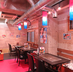 鉄板付きテーブル席をご用意★焼き上がるお料理の様子をお楽しみ下さい♪店内入口に3卓ございます◎