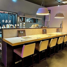 当店のカウンター席は、デート利用に最適な空間です。落ち着いた雰囲気の中で、2人だけの特別な時間を楽しむことができます。目の前で料理が作られる様子を見ながら、会話を楽しむことで、より一層心が通うひとときを演出します。ぜひ、デートの際にご利用ください。