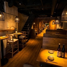 木の温もりあふれる落ち着いた雰囲気。柔らかな照明がほどよい陰影を作り、ゆったりと過ごせるボックス席から気軽に立ち寄れるカウンター席まで、幅広いシーンに対応。奥へと続く店内は奥行きがあり、静かに語らいたい時にもぴったり。厳選したお酒と相性抜群の料理を、心地よい空間でゆっくりとお楽しみいただけます。