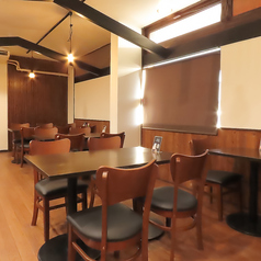 4名様のテーブル席です。グループでの飲み会や女子会、同僚とのお食事など幅広い用途にご利用いただけます。店内は程よい明るさの照明が灯り、誰もがリラックスできるアットホームな雰囲気が漂います。