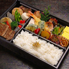和会席弁当：2800円●宮崎牛ステーキ、銀ダラの西京焼き、煮物、揚物などを盛り込んだ和風弁当です