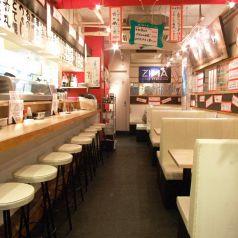 明るい店内で西成二代目にしかわやの串カツをご賞味ください！