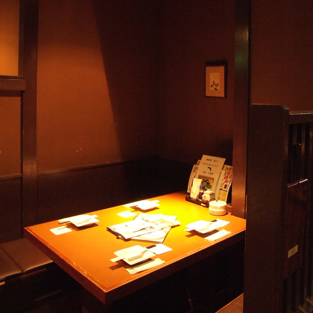 少人数～大人数様まで対応できるお席を各種ご用意しております　※写真は系列店