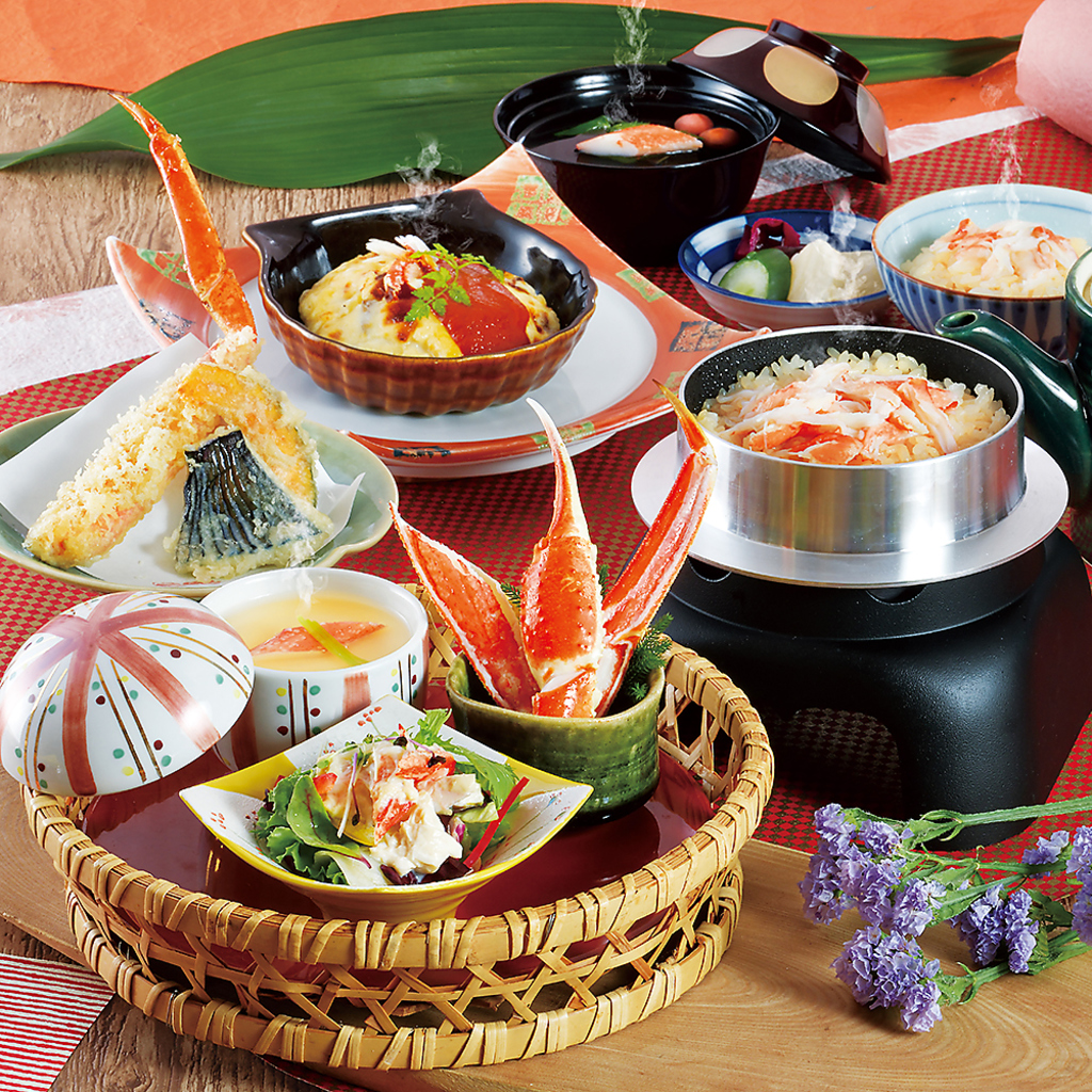 お昼のかに会席は自慢のかに料理をリーズナブルに味わえます。上質な空間でゆっくりとお寛ぎください
