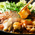 おおぶりもつを激辛味噌で焼きながら食べる「激辛もつ鉄板」あと引く旨さと辛さです