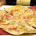 料理メニュー写真 フランスのクリスピーピザ～タルトフランベ～