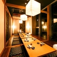 ゆったりとした和風の個室で、特別なひとときを過ごせます。友達や家族と共に、心温まる時間を楽しむには最適な場所です。大人数でも快適に過ごせる設計で、宴会にもおすすめ。美しい日本の内装が、落ち着いた雰囲気を醸し出し、心を癒してくれます♪快適な空間で、素晴らしい思い出を作りましょう！
