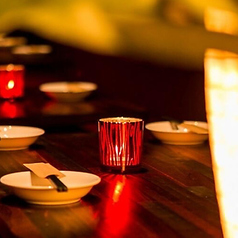 ほどよくプライベート感の保たれたシェードカーテン仕切りの半個室としてご利用いただけます♪デートや記念日にも人気☆女子会や合コンにも人気です！記念日、誕生日などにオススメです！記念日ケーキとの併用もOK！人数は2名様からご相談頂けます☆【吉祥寺／肉バル／個室／飲み放題／宴会／大人数／和食／飲み会】