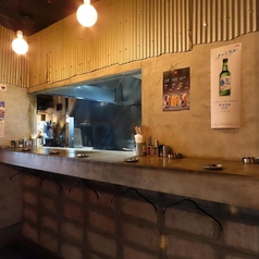 【立ち飲みカウンター席】ずらりと並ぶボトルが目を引く、バル風の立ち飲みカウンター。活気ある雰囲気の中、お好みの一杯と共に賑やかなひとときを。