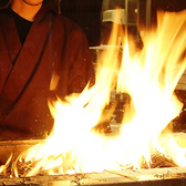 豪快な炎を見ながら藁焼きを楽しめる『わら焼き小屋居酒屋 た藁や』♪高く燃え上がる炎は圧巻の迫力です！！