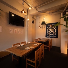 【4名用テーブル席】ご家族の団欒や飲み会向けのテーブル席。居心地の良い空間でゆったりお過ごしください◎