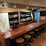 カウンター7席、ゆったり海賊気分。