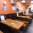 【テーブル席】少人数～大人数まで様々な人数に対応したテーブル席。プライベート飲み会や各種宴会など様々なシーンでご利用いただけます。※2名様でのご予約の場合、カウンター席にご案内する場合がございます。ご了承下さい。