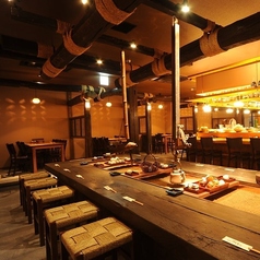 【囲炉裏席・16名様まで】お料理を囲みながら会話もはずむ特等席。風情ある囲炉裏があるお席は16席ご用意。囲炉裏でご注文したメニューを焼き上げる臨場感が楽しいお席です。少人数から利用でき、会社のご宴会から特別なシーンにもぴったり。思い出に残る時間を万ぷくでご堪能ください。