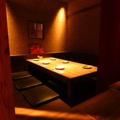 【2階テーブル席:2～4名様×8卓】やわらかな暖簾が仕切るプライベート空間で、心ほどける和のひとときを。鮮度抜群の「朝獲れ鮮魚」と、香ばしく焼き上げる「自慢の炭火焼き鳥」をご堪能いただけます。周囲を気にせず過ごせる落ち着いたテーブル席は、大切な方との語らいや、粋な大人飲みに最適です。