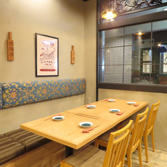 【ソファー席】ゆったりと腰を下ろして寛げるソファー席をご用意。友人との会食や女子会、ご家族でのご利用にもぴったりな空間です。落ち着いたライティングと和モダンの内装に囲まれて、会話を楽しみながら旬の味覚をゆっくりとご堪能いただけます。