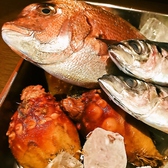 港から直送の新鮮魚介！中でも石巻産の『牡蠣』や、その日のおすすめや旬の鮮魚が美味しい『お刺身盛り』がおすすめ！全国各地の銘柄を取り揃えた日本酒と一緒にどうぞ♪