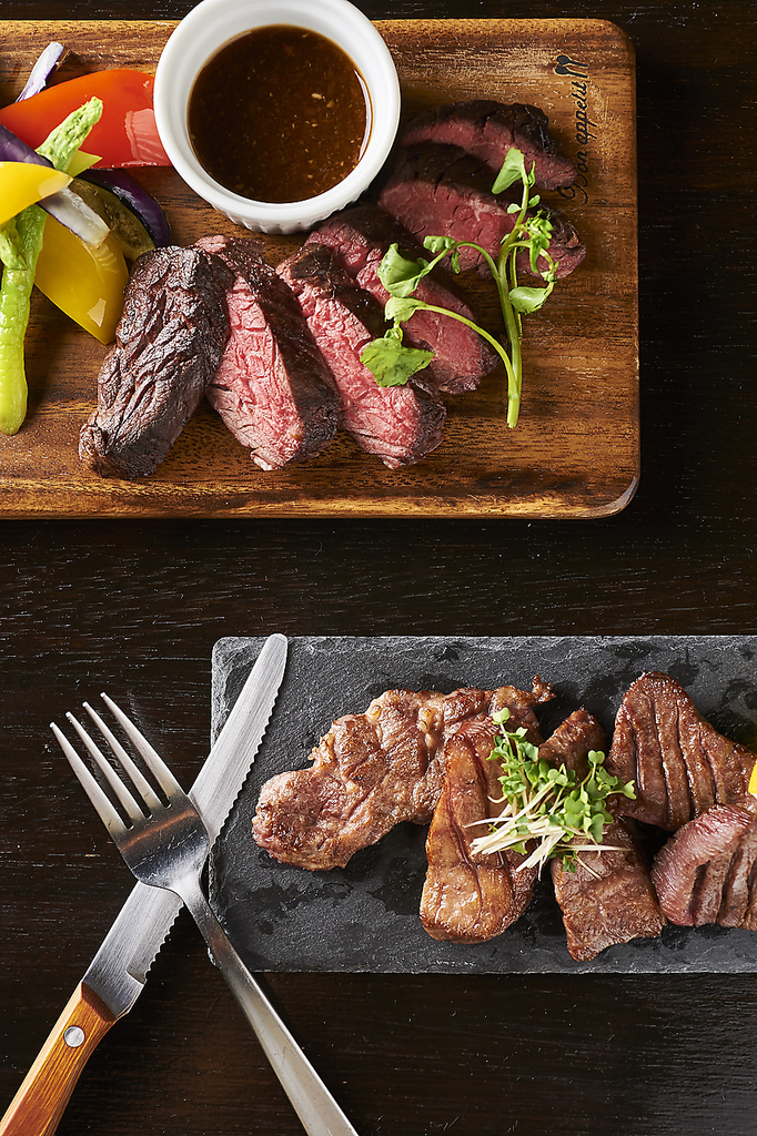 多種多様な肉料理、ステーキプレート、牛タン、ローストビーフ、ホルモン、ハンバーグなどなど