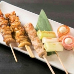 串焼きは鶏もも串・鶏皮串・つくね串等、様々な部位を1本150円～ご用意しています。
