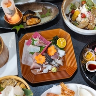 テーブルを華やかに彩る新鮮な海の幸が豊富に揃います。