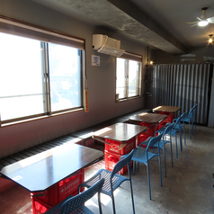 テーブルを囲んで一体感のあるご宴会をお楽しみいただけます。レトロポップで明るい店内で、名物の「肉刺し」や美味しいお酒をみんなでシェアすれば、会話もグッと弾むこと間違いなし♪