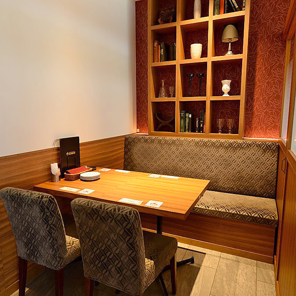 女子会など周りを気にせずゆっくり飲みたいときにお勧めな個室もご用意。ご予約はお早めに