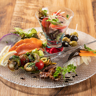 【幅広いメニュー、ワインも取り揃え】