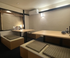 落ち着いた個室席は、6～8名様用を2部屋をご用意。さらにお席を繋げることで、最大18名様まで広々とご利用いただけます。プライベート空間で、周りを気にせず大切な会食やご宴会を心ゆくまでお楽しみください。