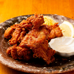 どんなお酒でも合う、居酒屋元気定番人気のとりの唐揚げ680円◆レモンを絞ってどうぞっ！！