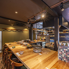 当店のカウンター席は、全12席のコの字型で、料理人との距離が近く、臨場感あふれる食事体験を提供します。目の前で焼き上げられる炉端焼きや、調理過程を楽しみながら、心地よい会話が弾む空間です。座り心地も重視しており、ゆったりとしたスペースでリラックスしながら、お好みの料理をゆっくり味わうことができます☆