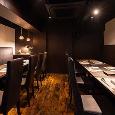 20名様以下の店舗貸切が可能です。歓送迎会や企業のご宴会など、まとまった人数での会食にご利用いただけます。他のお客様を気にせず、空間すべてを独占できる贅沢な演出をご提供いたします。