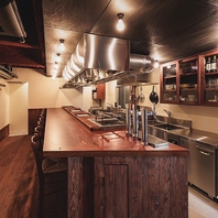 木目に囲まれた大人の隠れ家