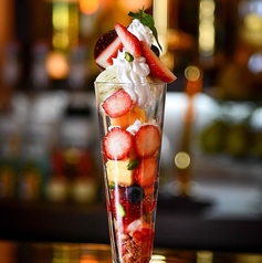 苺とチーズケーキのパフェの写真