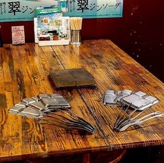 【テーブル席：4名様×10卓】アットホームな雰囲気◎お子様連れでも安心の広々空間。店内は、居心地の良いアットホームな雰囲気。お子様連れでのご来店や女子会など賑やかなシーンはもちろん、カップルでのお食事やお仲間の大切な記念日といった特別な日のパーティーにも最適です。賑やかなひとときをお過ごしください。