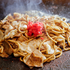 ランチタイムでは焼きそばなどの鉄板焼きの定食も♪