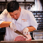 各部位を一番美味しい形で。全て『手切り』でご提供しています。  