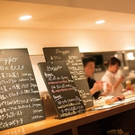 オープンキッチンからいい香りが漂ってきます…。