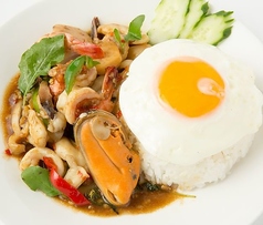 シーフードガパオライス目玉焼きのせ Rice Topped with Stir-Fried Seafood and Basil with Basted egg