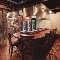 アーチ型カウンターで語らう夜