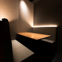 都会の喧騒を忘れさせる静かな空間。木の温もりと柔らかな灯りに包まれた室内では、揚げたての天麩羅を一品ずつ、ゆっくりと味わっていただけます。