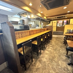 【おひとり様大歓迎】カウンター全6席で博多屋台を満喫！仕事帰りや出張のサク飲みに最適！全6席のカウンターは、1～2名様でのしっぽり飲みに使い勝手抜群です。屋台のような温かい雰囲気で、女性おひとり様も気兼ねなくお立ち寄りいただけます。#おひとり様歓迎 #カウンター席あり #サク飲み #博多屋台 #1人飲み