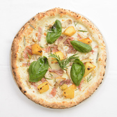 【薪窯で焼き上げる本格ナポリピッツァ】サルヴァトーレのピッツァは、ピッツァイオーロ（ピッツァ職人）が湿度や温度管理、生地の形成から焼成まで一貫して行い、店内の窯で一枚一枚丁寧に気持ちを込めて焼いています。その繊細な感覚で作るピッツァは絶品！