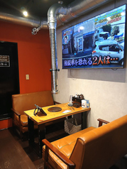 4名様でお使いいただけるソファー席です。ゆったりくつろぎながらお食事していただけます。