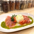 料理メニュー写真&nbsp;ブラータチーズと生ハムのカプレーゼ