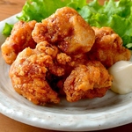 当店自慢の「極みの唐揚げ」は、ジューシーな鶏肉の旨みを極限まで引き出したやみつき必至の一品。