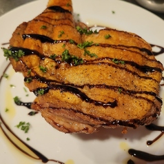 鳥取県産『匠の大山鶏』骨付モモ肉のロースト　バルサミコソース