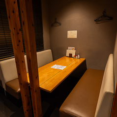 広々としたテーブル席。仕事帰りやデート、仲間同士の飲み会にぴったりです。