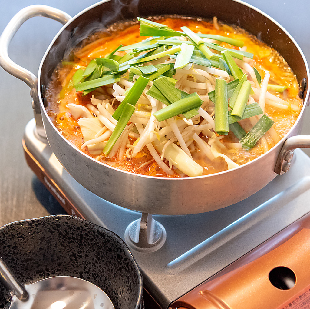 もつ鍋や旨辛赤鍋などのお鍋もご用意しております。贅沢にチーズなどをトッピングすればさらに旨い◎