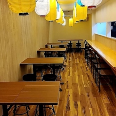 【2～4名テーブル】4名様用のテーブルを6席ご用意しております！ご友人との飲み会や、女子会、会社宴会でのお食事などに最適です！当店はお飲み物の種類も大変豊富◎自慢のやきとんと組み合わせて、お食事の時間をお楽しみください。