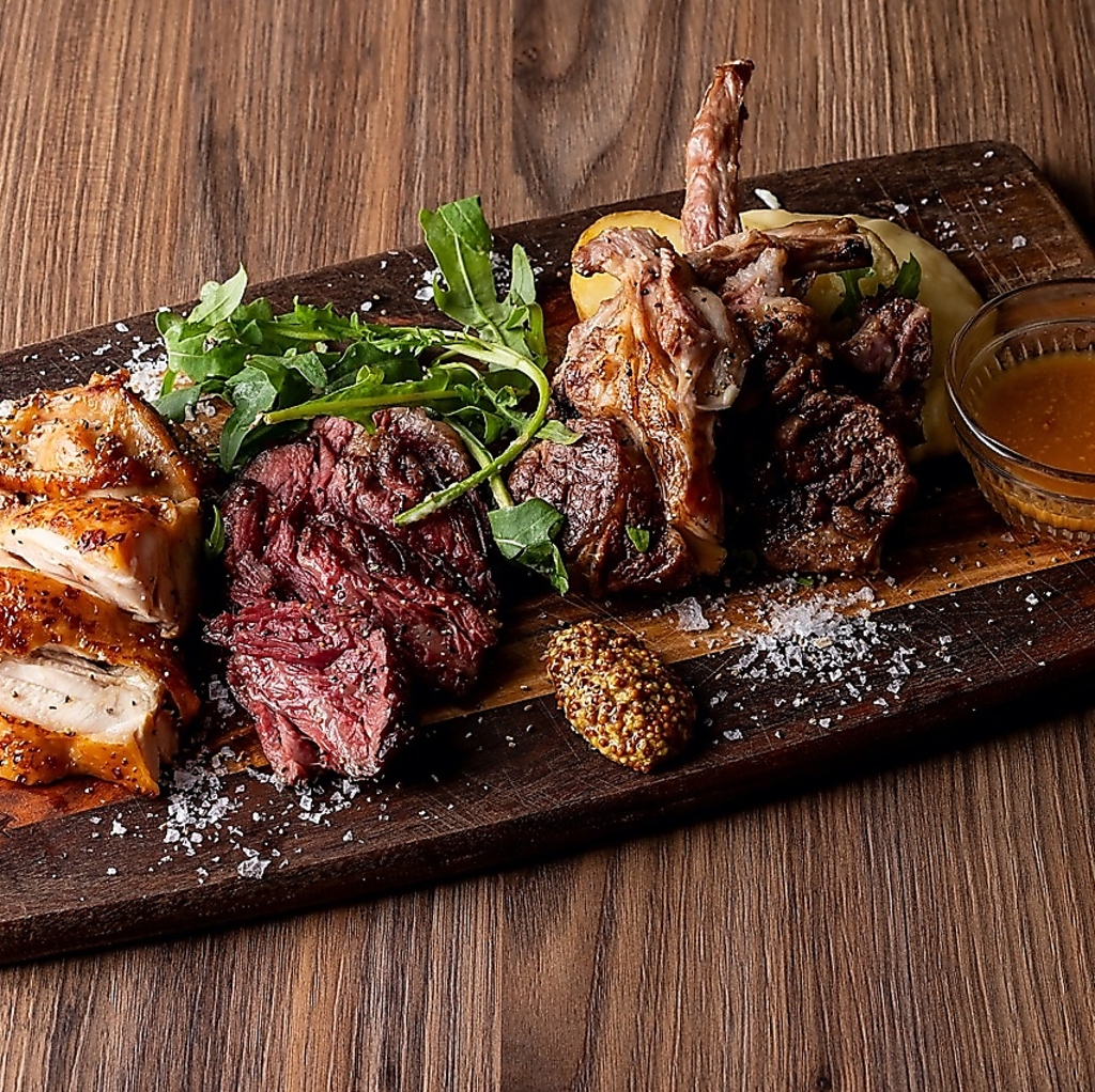 本日のグリル肉３種盛り合わせ♪お肉好きな方には堪らないコスパ最高の大人気料理！早めに頼んでね♪